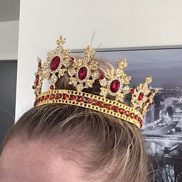 Metal gold crown with ruby jewels - Picture 7 of 8